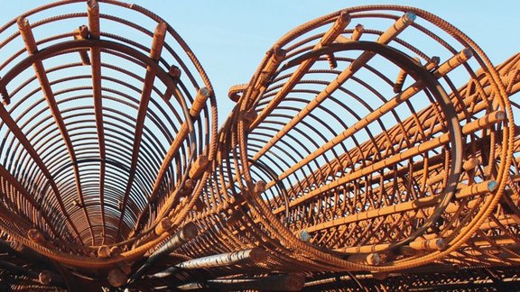 Produktbroschüre MicroFe - Gründung Titel der Produktbroschüre MicroFe - Gründung. Zu sehen die Stahlbewehrung für Bohrpfähle.