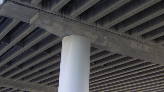 Produktbroschüre MicroFe - Brückenbau Titel der Produktbroschüre MicroFe - Brückenbau. Zu sehen ist ein Brückenpfeiler einer Stahlbetonbrücke.