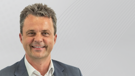 Das Bild zeigt Prof. Dr.-Ing. Jens Minnert.