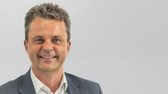 Das Bild zeigt Prof. Dr.-Ing. Jens Minnert.