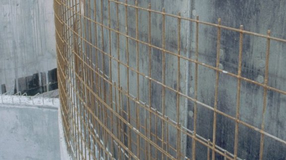 Produktbroschüre BauStatik Stahlbeton Titel der Produktbroschüre BauStatik Stahlbeton. Abgebildet ist eine Stahlbetonwand mit Bewehrung.