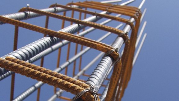 Produktbroschüre VarKon Titel der Produktbroschüre VarKon. Zu sehen ist eine Bewehrung.