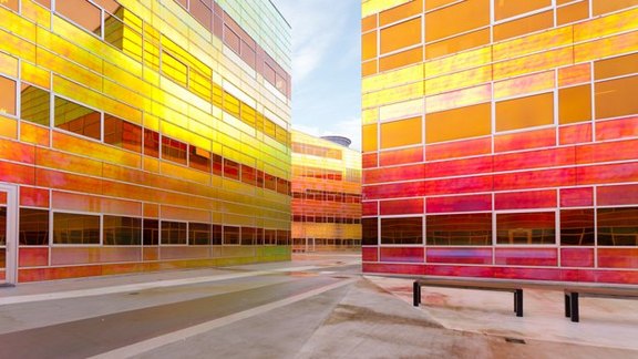 Versionslogo mb WorkSuite 2015 - In Rot- und Orangetönen gehaltene Fotografie mit Blick auf zwei Gebäude des "La Défense" in Almere