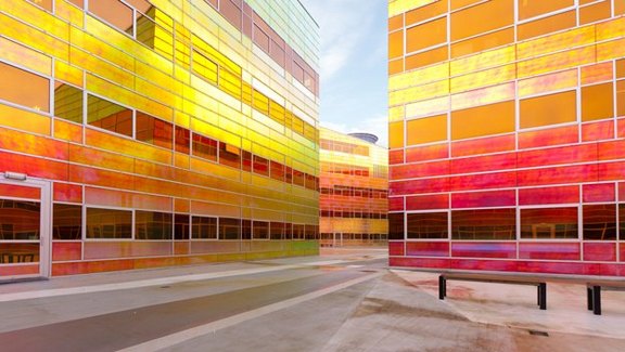 Versionslogo mb WorkSuite 2015 - In Rot- und Orangetönen gehaltene Fotografie mit Blick auf zwei Gebäude des "La Défense" in Almere